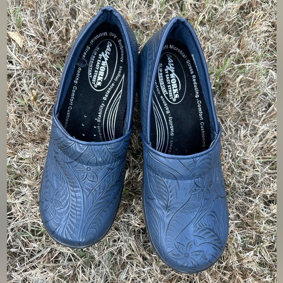 Navy Embossed Slip-On Shoes by Easy Street Lyndee Slip Resistant clogsSz-7.5W. L - Picture 9 of 13